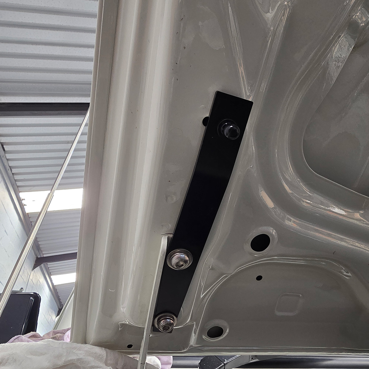 lc-bonnet3. bonnet shocks