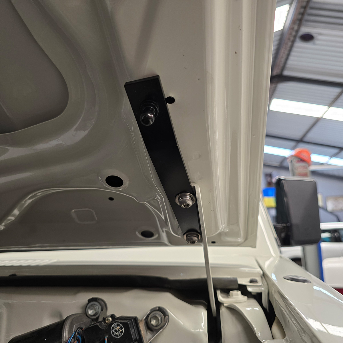 lc-bonnet4. bonnet lift land cruiser