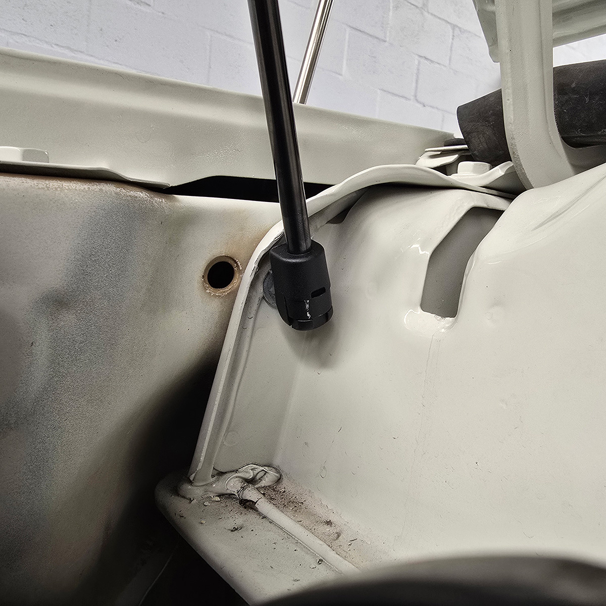 lc-bonnet6. Bonnet lifter land cruiser