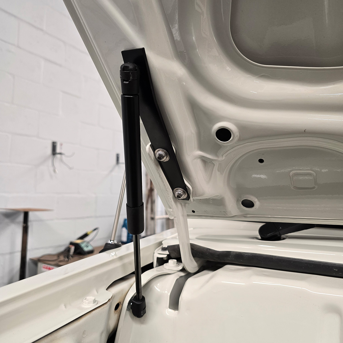 lc-bonnet7. Land cruiser bonnet strut